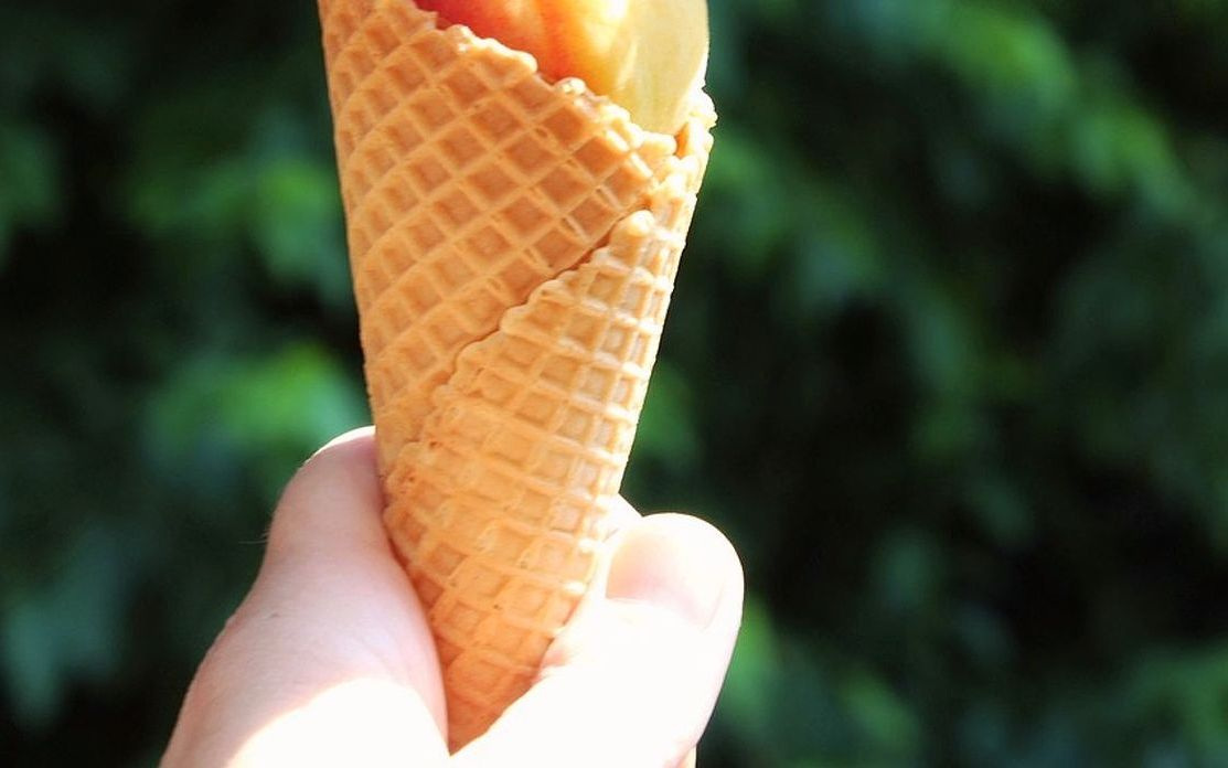 Un sundae clásico con helado, chocolate derretido y golosinas fantásticas